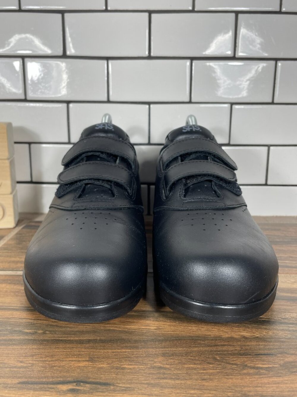 SAS Me Too Shoes Womens Size 7.5 Wide Black Leather EZ Straps Walking Sneakers - Picture 2 of 16